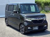狭い駐車場でも、スライドドアならチャイルドシートへのお子さまの乗降や荷物の積載もスムーズ。とても便利な【両側電動スライドドア】ドアハンドを少し引くだけでリアドアが自動開閉します。