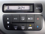 運転席からも手が届きやすく、操作しやすい空調コントロールパネル。シンプルな操作でスッキリしたデザインです。 外の天気が変わっても、室内はいつも快適空間で運転に集中できますね。