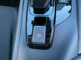 電動パーキングブレーキは、従来の足踏み式に比べ、しっかりと車をホールドしてくれるので安心です。女性の方には特に安心いただける装備です