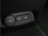 フロントだけでなくリアシートにもシートヒーターが装備されています。4席で独立した調整が可能です。