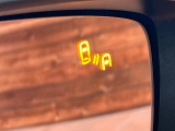 【ブラインドスポットモニタリング】走行中、ドアミラーの死角になりやすい箇所に後続車が接近するとサイドミラー付近に警告を表示、ドライバーに注意喚起をしてくれます。