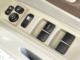 【電動格納ミラー】サイドミラーは電動格納式となっており、狭い駐車場でもキズがつくリスクを抑えられます。