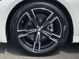 BMW純正18インチホイール。洗練されたデザインで、足元の個性を引き立てます。