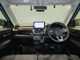 【運転席周り】スイッチ類が使いやすく配置されたコックピットです。小物入れも充実しており、車内をすっきりと保つことができます。