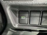 オートマチックハイビームとは、先行車や対向車のライトを認識し、ハイビームとロービームを自動で切り替える機能です。夜道の視界を確保します。詳細は販売店スタッフまでおたずねください。