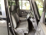 フロント広々、ベンチシートの運転席は、ハイトアジャスターが付いているので、快適にドライブができます。ハンドルはチルトステアリングで、ハンドル位置を上下に調節できます。