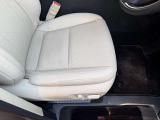 運転席・大きなしわやへたりなど無くきれいな状態です。