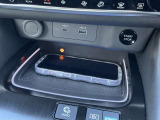 QI規格対応スマートフォンのワイヤレス充電器を装備。手軽に充電できますね。