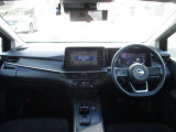 開放的で周囲が広く見渡せる運転席は車両の感覚がつかみやすくて安心安全です♪雨の日も視界良好、油膜や汚れの付着を防止するウィンドウ撥水の施工も承ります♪フロントガラスだけでなく、全ガラスに施工可能です☆