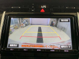 ディスプレイに後方の視界を表示し、車庫入れをサポート「距離目安線」「車幅延長線」およびステアリング操作に連動する「予想進路線」を画面に表示します。※必ず車両周辺の安全を直接確認してください。
