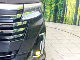 【LEDヘッドライト】悪天候や夜間走行時も良好な視界を確保し安心して運転できる高輝度LEDヘッドライトを装備!点灯速度が早く、消費電力も抑えられています。