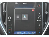 Apple CarPlay/Android Autoに対応しスマートフォンにインストールされているアプリを大画面に表示して使用できるほか、音声認識による操作も可能です。