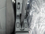 縦に並んだスイッチ。運転席から手を伸ばしやすい位置です。