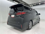 広々とした車内空間に優れた燃費性能。更にデザインも上質で人気のお車です!