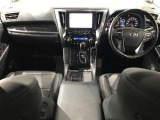 高いホールド性で運転姿勢が安定します。長距離ドライブでも疲れにくいのが魅力です。快適なドライビングライフをお送りください♪