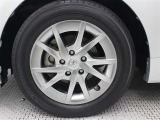 16インチアルミホイール(クローム調アルミホイールキャップ付)を装着しています。タイヤサイズ205/60R16