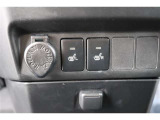 シートヒーターは、エアコンで車内を温めるよりも早くシートが温まるので、寒い季節も快適になります。