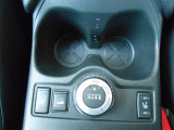 「インテリジェント4&times;4」装備なので2WD&hArr;4WDの切り替えもダイヤル一つで行えます。AUTOモードに設定しておけば車両が路面状況を判断して後輪に駆動力を伝えます。