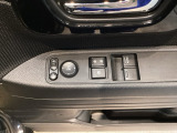 電動格納式リモコンドアミラーと、パワーウィンドウスイッチ等は運転席ドアにあります。