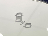 【ブラインドスポットインフォメーション】走行中、ドアミラーの死角になりやすい箇所に後続車が接近するとサイドミラー付近に警告を表示、ドライバーに注意喚起をしてくれます。