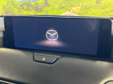 【12.3インチマツダコネクト】車内の雰囲気にマッチした大型ディスプレイ。スマホ接続でのナビ使用やBluetooth再生等、様々な機能が楽しめます。直感的なダイヤル操作が可能で、使い勝手も良好です。