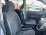 運転席まわりには十分なスペースがあり、大柄な方でもゆったり運転していただける環境です。