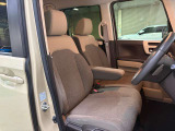 運転席から助手席へ移動ができるベンチシートタイプとなります。