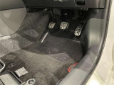 内装工程では、中古車を気持ちよくお乗りいただけるよう清掃しております。