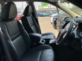 運転席・助手席は、ゆったりと座れるサイズで、長時間の運転でも快適です。