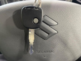 【キーレス】少し離れた場所からでもボタン一つでドアの開錠・施錠ができるのでとっても便利!ドアの鍵穴周りに傷をつけることもありません