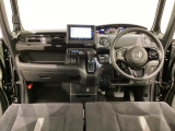 車内は光触媒抗菌消臭施工済です。インパネ周りはスタイリッシュなデザインです。グローブボックスやカップホルダーのほかにトレーなどたくさんの収納スペースが付いています。