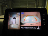 空から見ているような視点でクルマの周囲が確認できるモニター。クルマの真上から見ているかのような映像によって周囲の状況を知ることで駐車を容易に行うための支援技術です