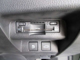 【ETC2.0車載器】は高速道路上に設置されたITSスポットと双方向通信を行い、ETC機能に加え安全運転をサポートする交通情報を提供してくれます
