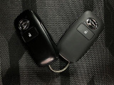 電子カードキーを携帯していれば、ドアハンドルやバックドアのリクエストスィッチを押すだけでドアの施錠、開錠が行えます。電子カードキーがないとエンジンが始動しない、盗難防止に役立つイモビライザー機能付