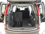 三列目シートは、折りたためますので大きなスペースが出来ちゃいます。キャンプ用品など大きな荷物もばっちり収納可能です♪