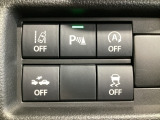 運転席脇のクラスタースイッチ部分にはパーキングセンサー、アイドリングストップOFF、その他走行系スイッチを集中配置しております。