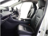 高いホールド性で運転姿勢が安定します。長距離ドライブでも疲れにくいのが魅力です。快適なドライビングライフをお送りください♪