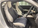 乗降がしやすい運転席。高さが調節できて小柄な方でも運転しやすいポジションをとることができます。