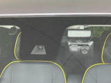 【三菱e-Assist】走行中に前方の車両等を認識し、衝突しそうな時は警報とブレーキで衝突回避と被害軽減をアシスト。より安全にドライブをお楽しみいただけます。