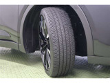 タイヤサイズはハイスペックな 225/45R21。