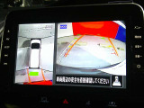 【アラウンドビューモニター】空から見下ろした映像がナビ画面にて確認可能です。駐車もラクラクですよ♪