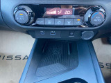 オートエアコンで車内快適!置くだけ充電も付いてます