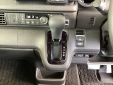 足元スッキリ、インパネシフトです。パーキングブレーキは電子制御パーキングブレーキタイプなので、運転席と助手席の間がスッキリしています。