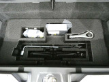スペアタイヤレス車です。応急セットを搭載しております。