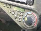 【オートエアコン】一度お好みの温度に設定すれば、車内の温度を検知し風量や温度を自動で調整。暑い&hellip;寒い&hellip;と何度もスイッチ操作をする必要はありません。快適な車内空間には必須の機能ですね♪