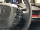 ステアリングスイッチ付きで、運転中に視線を前に向けたまま操作できます。
