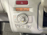 【オートエアコン】一度お好みの温度に設定すれば、車内の温度を検知し風量や温度を自動で調整。暑い&hellip;寒い&hellip;と何度もスイッチ操作をする必要はありません。快適な車内空間には必須の機能ですね♪