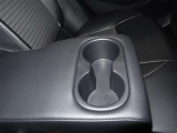 運転席と助手席の間には「ひじ置き」も付いているのでリラックスして運転が出来そうですね!安全運転はお忘れなく!