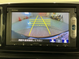 リバースギアに入れるだけで後方の表示へ切り替わります。夜間や雨の日の駐車も楽になりますよ。