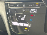 【オートエアコン】一度お好みの温度に設定すれば、車内の温度を検知し風量や温度を自動で調整。暑い&hellip;寒い&hellip;と何度もスイッチ操作をする必要はありません。快適な車内空間には必須の機能ですね♪